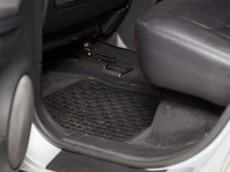 gumeni tepisi za auto štite pod vašeg automobila od prljavštine